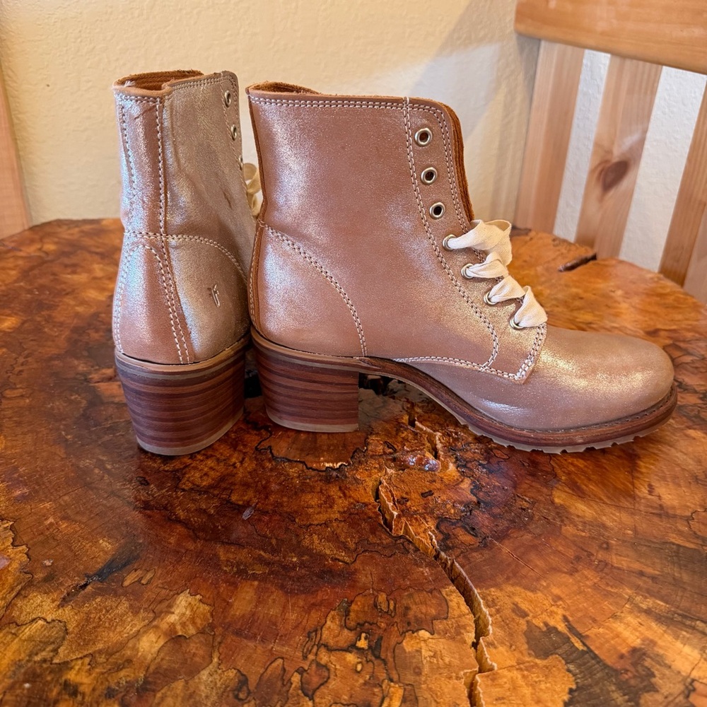 Frye Sabrina Metallic Glittery Combat Block Heel Lace Up Ankle Boot- 8 - NWT